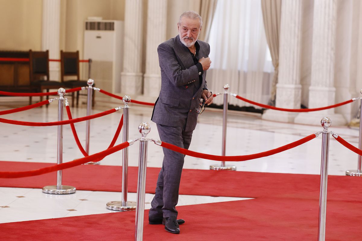 Gigi Becali n-a zăbovit nici 30 de secunde la catafalcul lui Ion Iliescu » A făcut un gest scurt, a salutat fotografii și a mers la interviuri: „Noi știm că el a dat ordinul!”