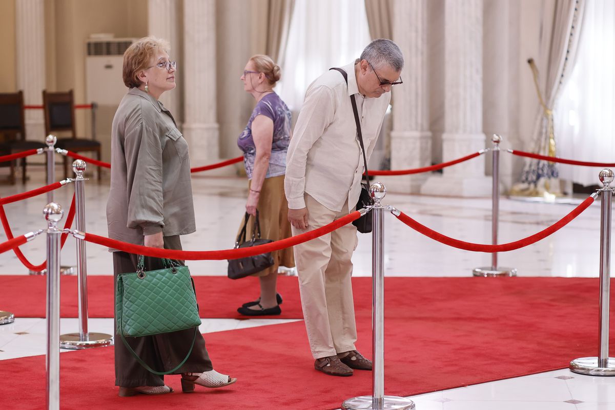 Gigi Becali n-a zăbovit nici 30 de secunde la catafalcul lui Ion Iliescu » A făcut un gest scurt, a salutat fotografii și a mers la interviuri: „Noi știm că el a dat ordinul!”
