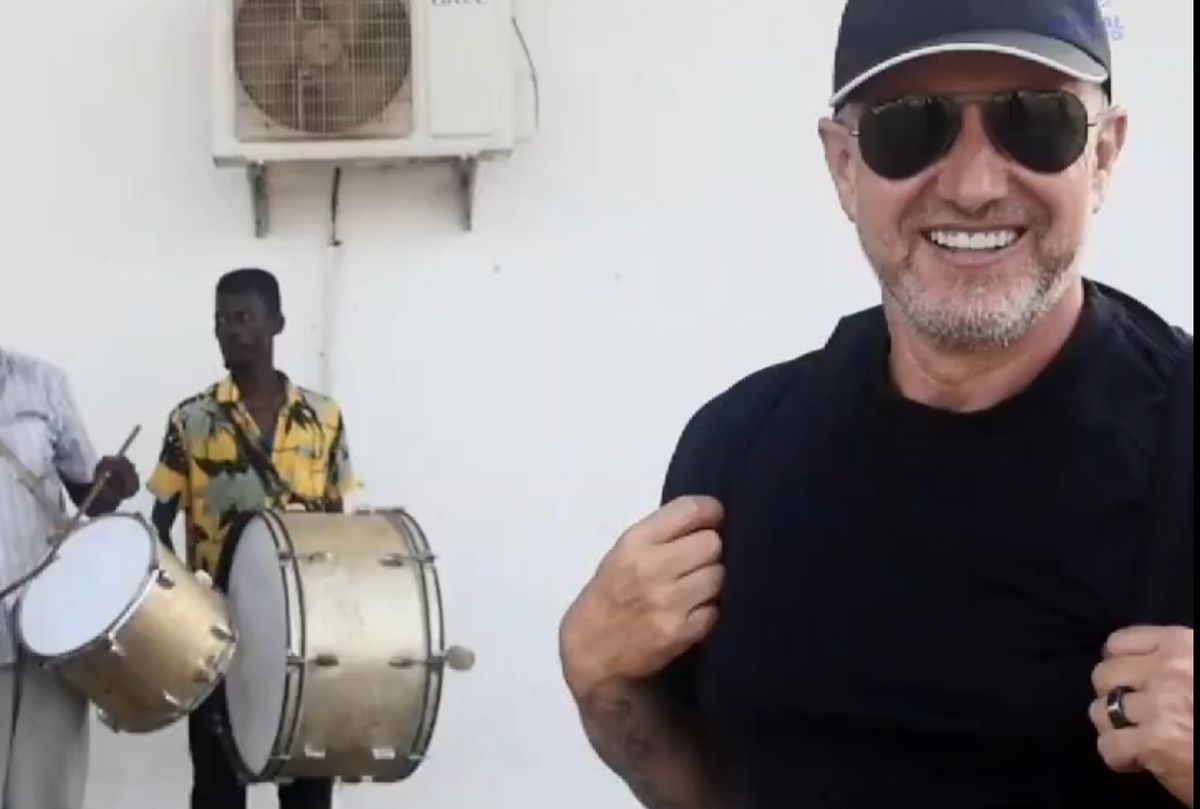 Imagini suprarealiste » Cum a fost așteptat Laurențiu Reghecampf în țara cu „cea mai mare criză umanitară din lume”, măcinată de război!