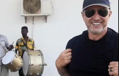 Imagini suprarealiste » Cum a fost așteptat Laurențiu Reghecampf în țara cu „cea mai mare criză umanitară din lume”, măcinată de război!