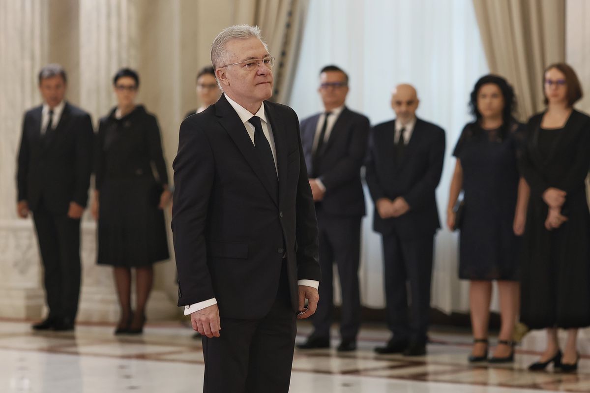 Ripostă dură din Generația de Aur, în timpul funeraliilor lui Ion Iliescu: „Dobitoci! Lăsați-l să plece”