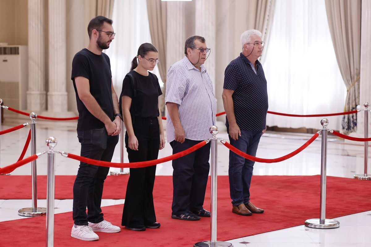 Gigi Becali n-a zăbovit nici 30 de secunde la catafalcul lui Ion Iliescu » A făcut un gest scurt, a salutat fotografii și a mers la interviuri: „Noi știm că el a dat ordinul!”