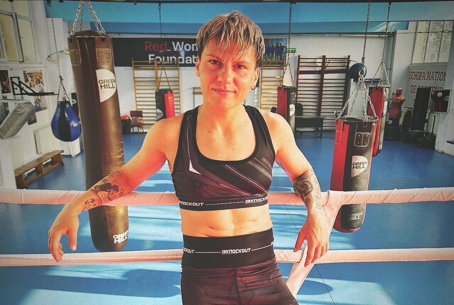 „Am căzut de pe sobă într-un cuțit, mi-au crăpat splina, vezica urinară și rectul” » Drama și povestea fabuloasă de viață a Lăcrămioarei Perijoc: „Mamă, ați văzut-o pe țăranca aia de la voi din clasă?!”