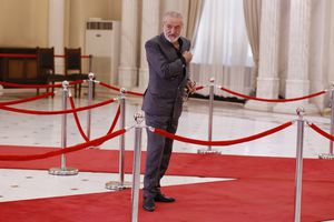 Gigi Becali n-a zăbovit nici 30 de secunde la catafalcul lui Ion Iliescu » A făcut un gest scurt, a salutat fotografii și a mers la interviuri: „Noi știm că el a dat ordinul!”
