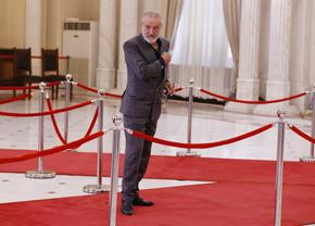 Gigi Becali n-a zăbovit nici 30 de secunde la catafalcul lui Ion Iliescu » A făcut un gest scurt, a salutat fotografii și a mers la interviuri: „Noi știm că el a dat ordinul!”