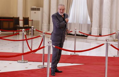 Gigi Becali n-a zăbovit nici 30 de secunde la catafalcul lui Ion Iliescu » A făcut un gest scurt, a salutat fotografii și a mers la interviuri: „Noi știm că el a dat ordinul!”