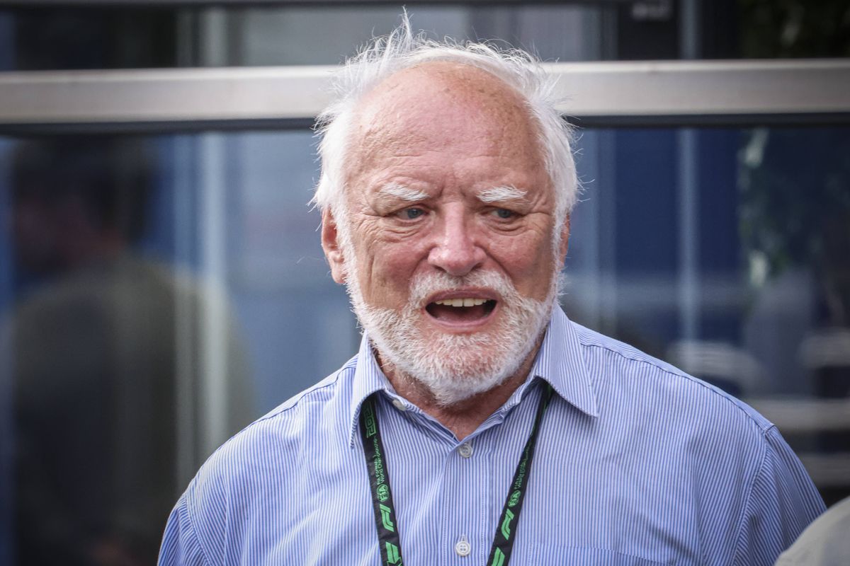 Legendarul personaj din MEME-uri a apărut la Marele Premiu al Ungariei » Chiar și piloții au vrut să se fotografieze cu el!