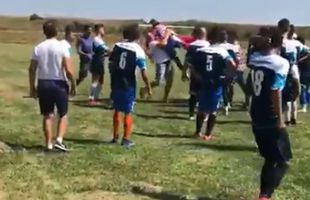 LIGA 5 // VIDEO Bătaie generală la un meci din Dâmbovița! Și-au împărțit pumni și picioare mai ceva ca la K1