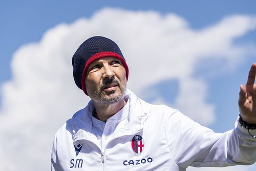 Decizie dură luată de conducătorii Bolognei. Sinisa Mihajlovic, antrenorul sârb în vârstă de 53 de ani care suferă din cauza leucemiei, a fost concediat astăzi de la echipă.