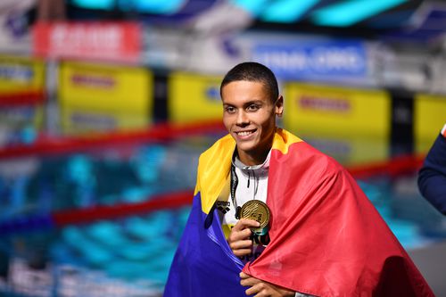 David Popovici cu medalia mondială de la 100 metri liber de la Budapesta și cu tricolorul pe umeri, FOTO: Raed Krishan