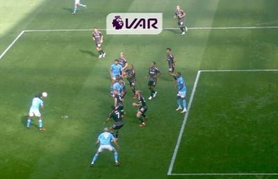 Ce gafă în Premier League! Șeful arbitrilor englezi a dezvăluit discuția din camera VAR