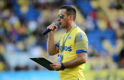 Viața de crainic de stadion, episodul 2 » Mircea Baganagiu este profesor de limba franceză și crainicul Petrolului: „Fiecare primește un dar de la Dumnezeu și e de datoria noastră să-l împărtășim”