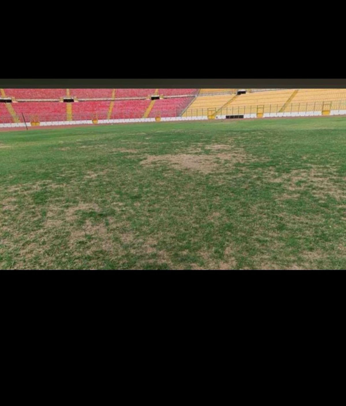 Haos sub ochii vedetelor din Premier League » Doar militarii înarmați au putut opri furia fanilor, după ce naționala lor a suferit un eșec istoric