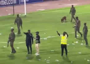 Haos sub ochii vedetelor din Premier League » Doar militarii înarmați au putut opri furia fanilor, după ce naționala lor a suferit un eșec istoric
