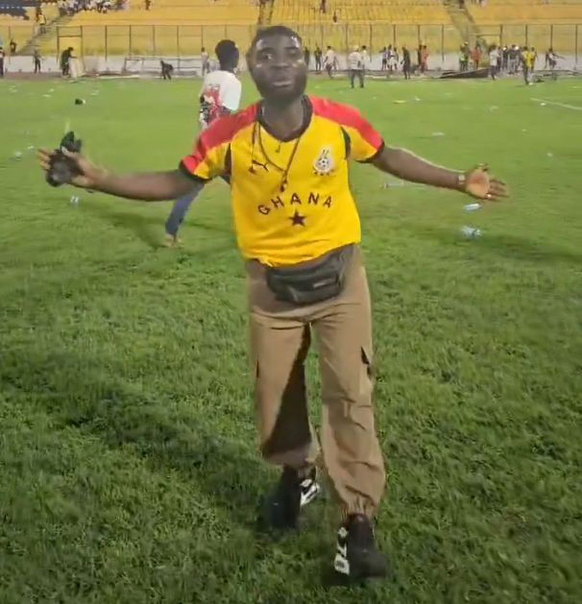 Haos sub ochii vedetelor din Premier League » Doar militarii înarmați au putut opri furia fanilor, după ce naționala lor a suferit un eșec istoric