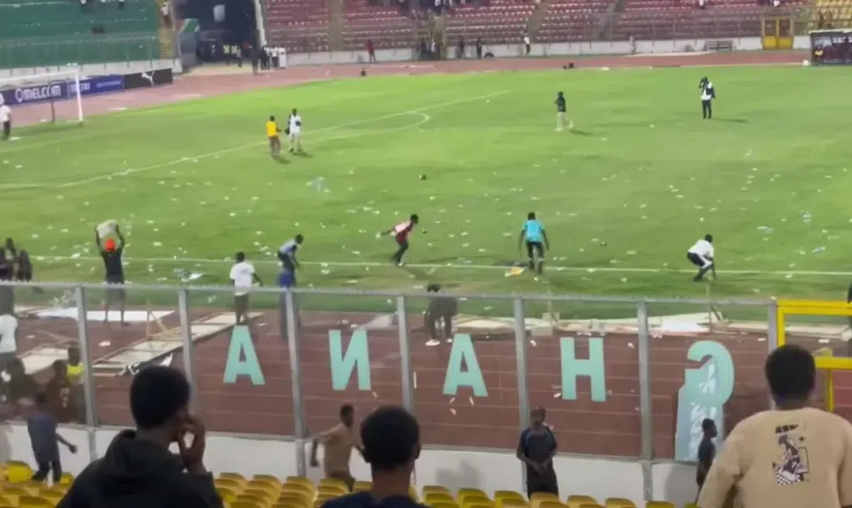 Haos sub ochii vedetelor din Premier League » Doar militarii înarmați au putut opri furia fanilor, după ce naționala lor a suferit un eșec istoric