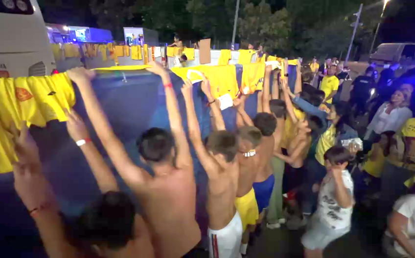 FOTO & VIDEO Scene penibile: generația de suflet, ascunsă de copii prin garduri de doi metri! Ce nu s-a văzut la TV, după umilința din România - Canada