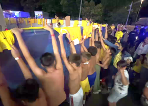 Scene penibile: generația de suflet, ascunsă de copii prin garduri de doi metri! Ce nu s-a văzut la TV, după umilința din România - Canada