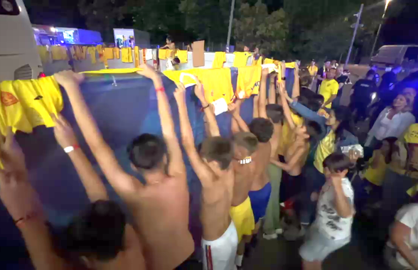 Scene penibile: generația de suflet, ascunsă de copii prin garduri de doi metri! Ce nu s-a văzut la TV, după umilința din România - Canada