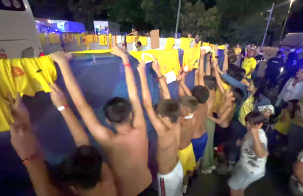 Scene penibile: generația de suflet, ascunsă de copii prin garduri de doi metri! Ce nu s-a văzut la TV, după umilința din România - Canada