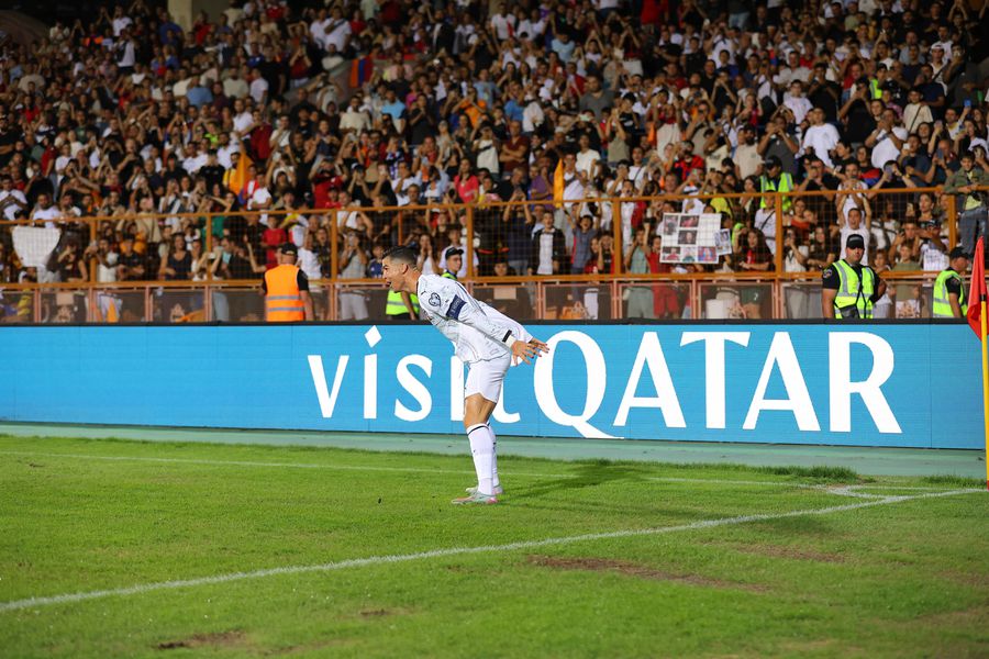 CR7, sărbătorind golul cu numărul 140 la naționala Portugaliei // FOTO: Imago Images Eternul Cristiano Ronaldo » A marcat două goluri la Erevan, în preliminariile CM 2026, și a oferit imaginile săptămânii! A început să plângă în preajma lui