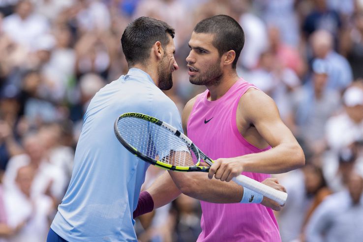 Djokovic l-a îmbrățișat pe Alcaraz după semifinala de la US Open/ foto: Imago Images