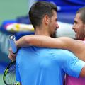 Djokovic l-a îmbrățișat pe Alcaraz după semifinala de la US Open/ foto: Imago Images
