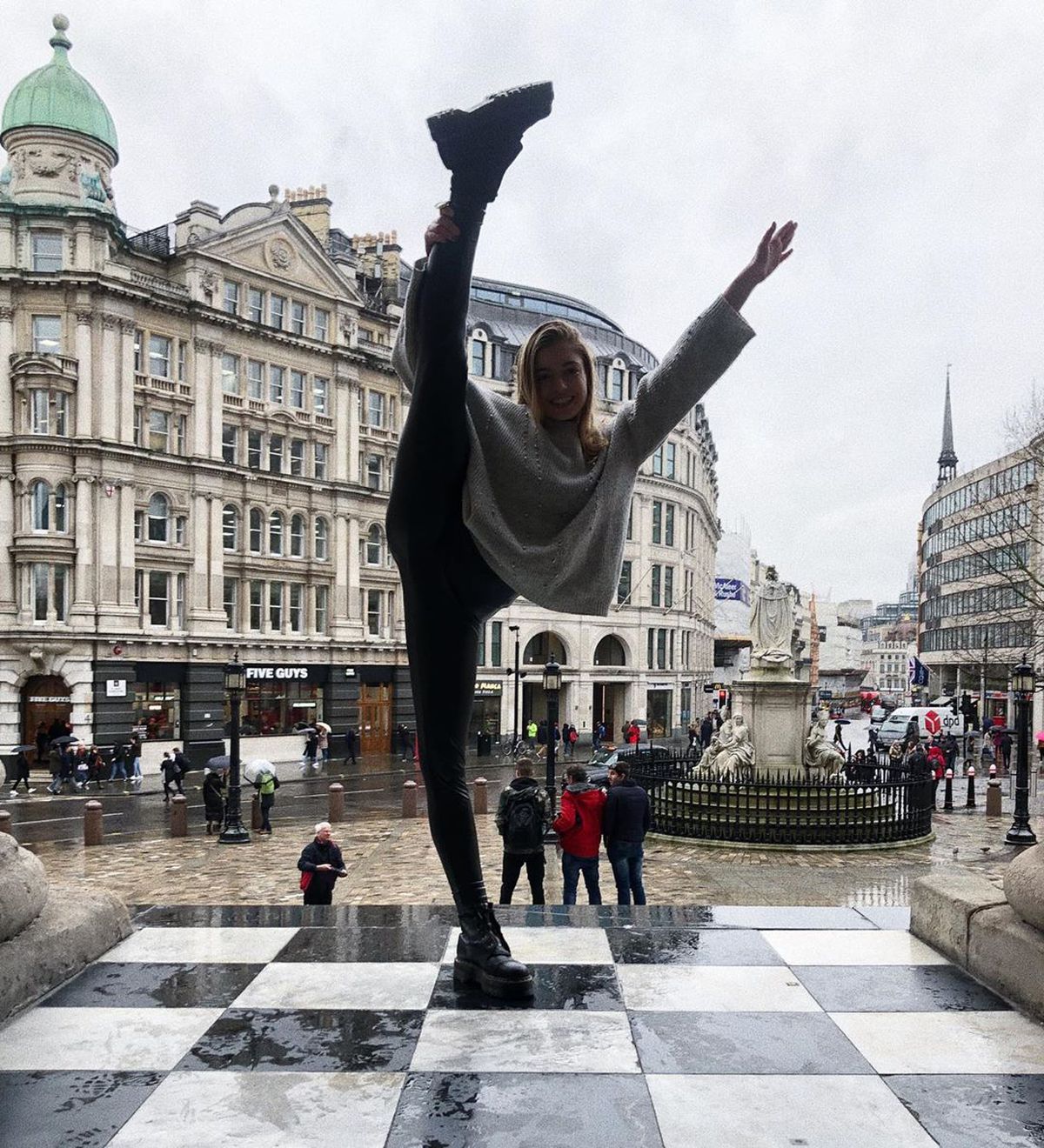FOTO Aleix Garcia vine în România cu o bombă sexy » Fostul jucător al lui Manchester City se iubește cu o moldoveancă!