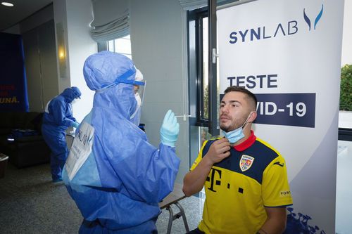 Fotbaliștii echipei naționale au fost testați pentru COVID-19 la Synlab, laboratorul acreditat de UEFA // foto: Facebook @ Echipa națională de fotbal a României