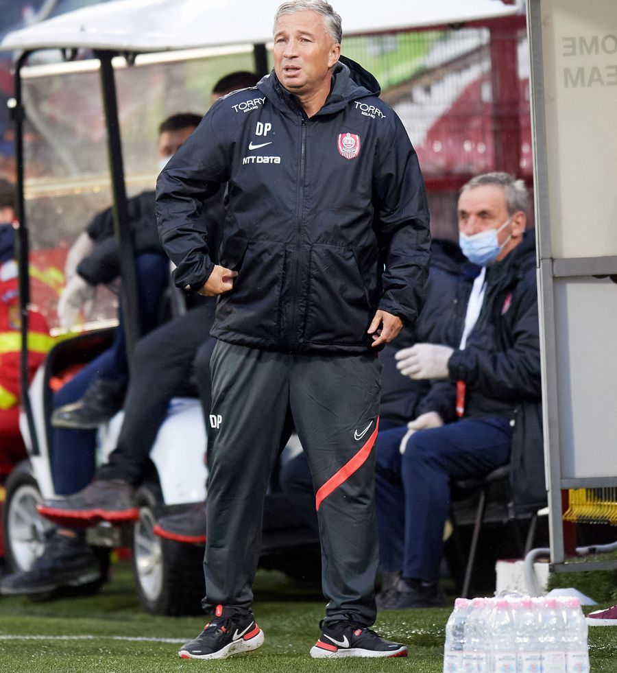 Dan Petrescu (foto: Raed Krishan/GSP) Profesore, te felicit! Mulțumesc, te pup!