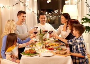 Pregătirea unei cine festive: 5 moduri de a-ți impresiona invitații