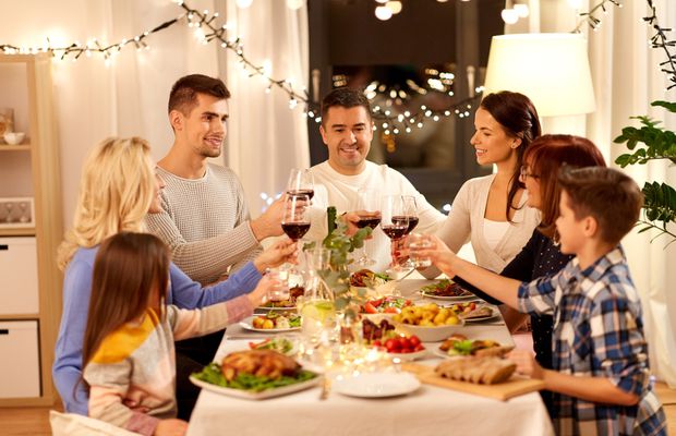 Pregătirea unei cine festive: 5 moduri de a-ți impresiona invitații