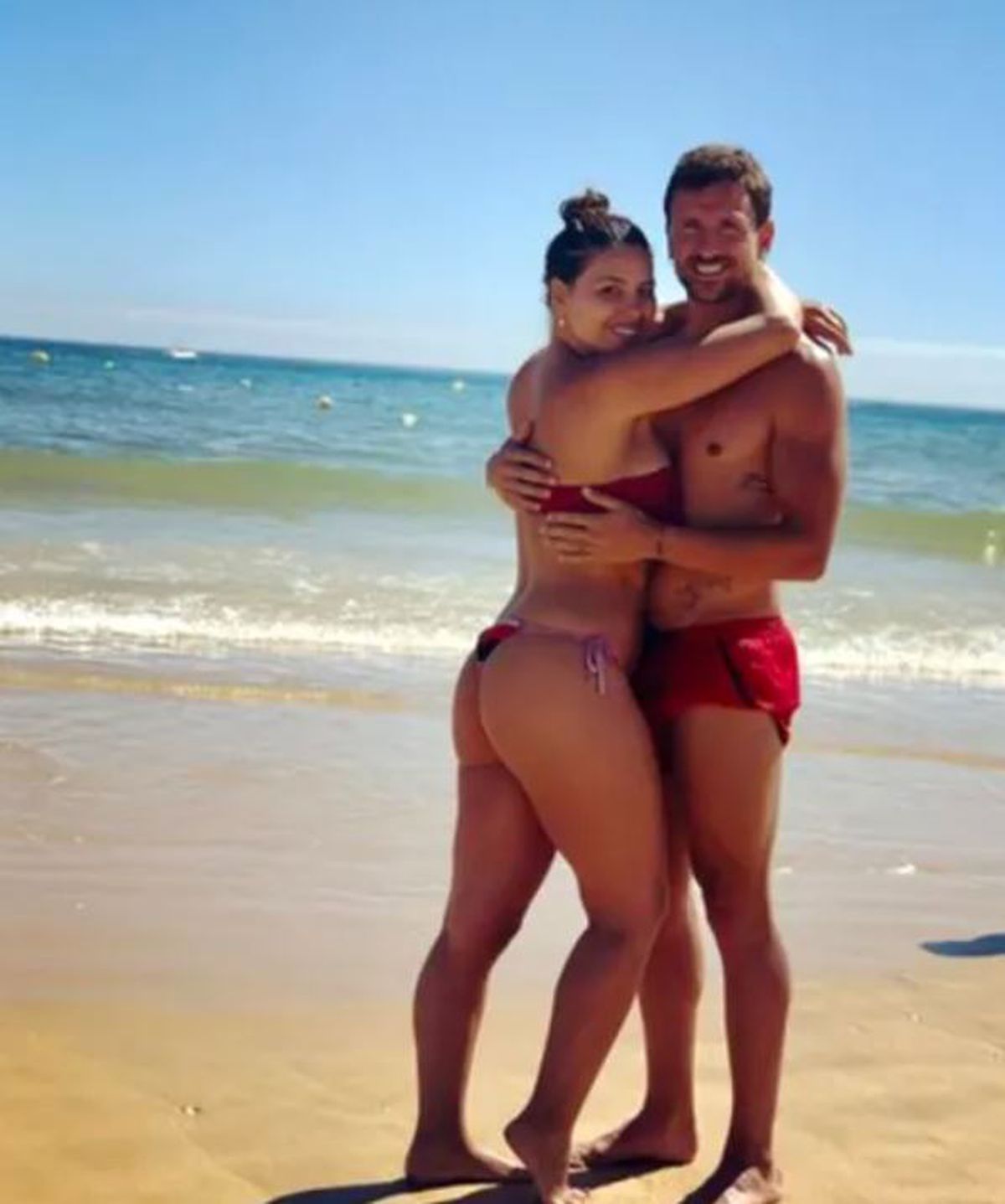 Un fotbalist de la Rio Ave a pozat nud alături de iubita lui, iar imaginile au ajuns publice: „Nu trăim așa cum își doresc unii dintre voi”