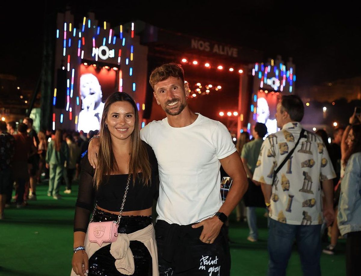 Un fotbalist de la Rio Ave a pozat nud alături de iubita lui, iar imaginile au ajuns publice: „Nu trăim așa cum își doresc unii dintre voi”