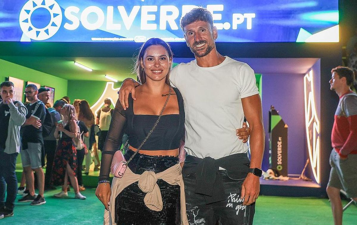 Un fotbalist de la Rio Ave a pozat nud alături de iubita lui, iar imaginile au ajuns publice: „Nu trăim așa cum își doresc unii dintre voi”