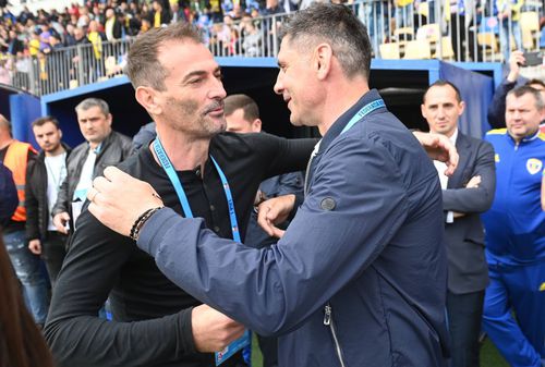 Marius Măldărășanu se salută cu FLorin Pîrvu înainte de Petrolul - Hermannstadt 0-0