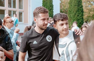 Alexandru Chipciu și Dan Nistor au dus cărți într-o comună de lângă Cluj-Napoca: „De la «studenți», cărți pentru elevi”