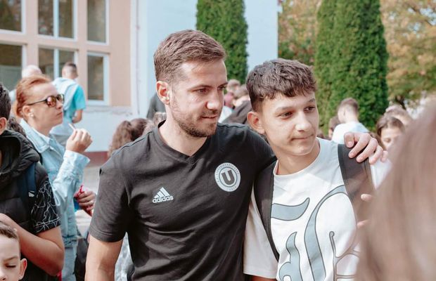 Alexandru Chipciu și Dan Nistor au dus cărți într-o comună de lângă Cluj-Napoca: „De la «studenți», cărți pentru elevi”