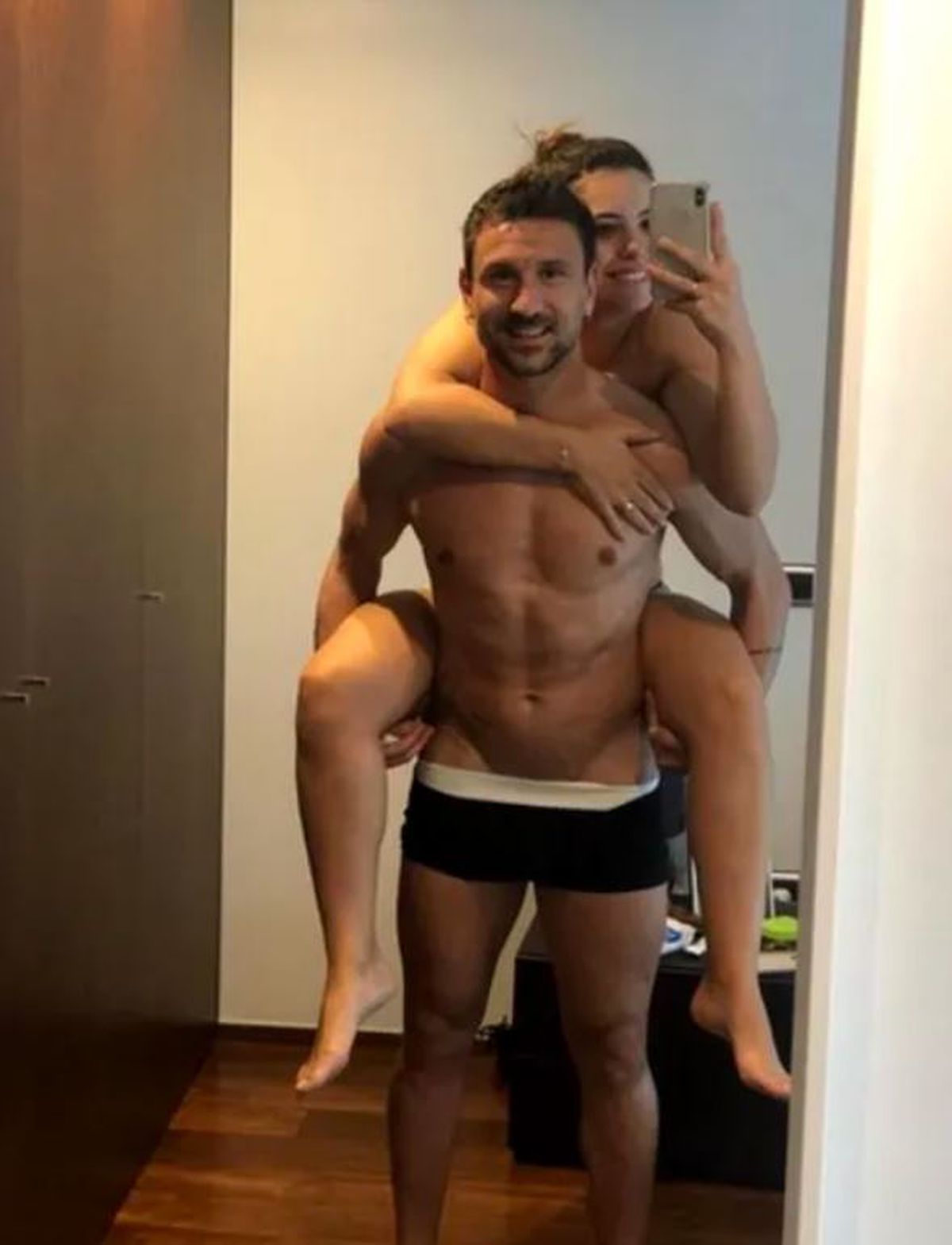 Un fotbalist de la Rio Ave a pozat nud alături de iubita lui, iar imaginile au ajuns publice: „Nu trăim așa cum își doresc unii dintre voi”