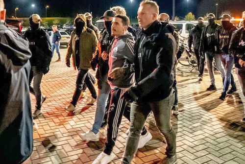 Josue (centru, căpitanul lui Legia Varșovia) a fost coborât din autocar și dus la secție după meciul cu Alkmaar. Foto: Twitter
