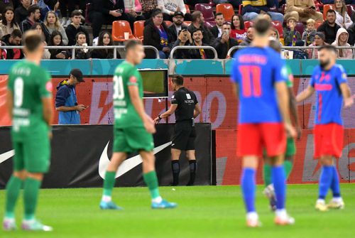 FCSB a primit penalty în minutul 6 al meciului cu Gloria Buzău, dar Sebastian Colțescu a anulat lovitura de la 11 metri după ce a revăzut faza pe monitorul VAR/ foto Cristi Preda (GSP)