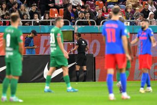 Penalty-ul dictat de Colțescu în FCSB - Gloria Buzău, anulat la VAR » Ce s-a întâmplat