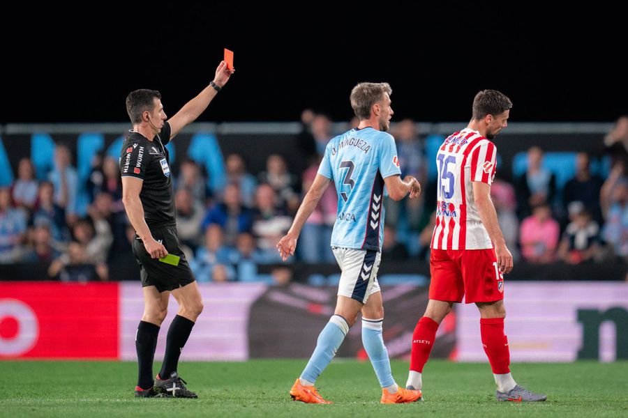 Aribtrul Soto Grado îl elimină pe Clement Lenglet (nr. 15) / Foto: Imago Diego Simeone, ieșire „în decor” contra Celtei lui Ionuț Radu: „Ești un nenorocit obraznic”