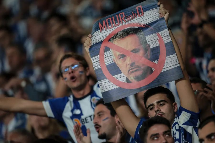 Haos la întoarcerea lui Jose Mourinho la Porto! Fanii fostei echipe l-au transformat într-o țintă vie