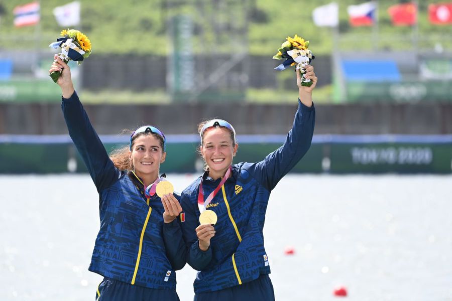Ancuța Bodnar și Simona Radiș cu medaliile de aur de la Tokyo Foto: GSP Tradiția care se păstrează în sportul românesc » Campionii olimpici au confirmat în anul postolimpic