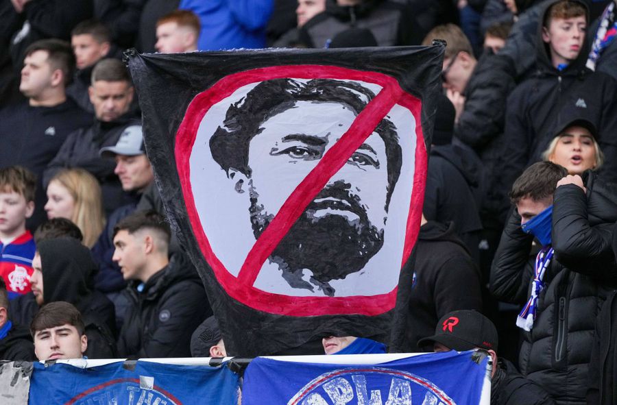 Russell Martin a fost contestat vehement de fani în tribune / Foto: Imago Haos la Rangers, fosta echipă a lui Ianis Hagi! Antrenorul a fost demis și escortat de poliție