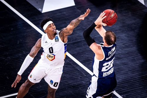 Karel Guzman (U-BT Cluj-Napoca), încercând să îl apere pe Malachi Flynn (Bahcesehir Istanbul)/Foto: euroleaguebasketball.net