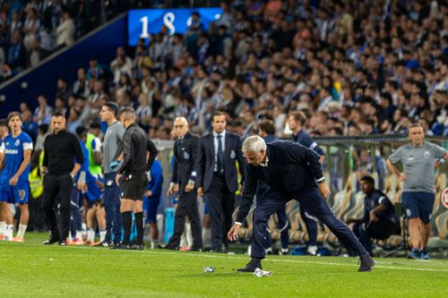 Jose Mourinho ridică de pe gaon din obiectele cu care fanii lui FC Porto l-au luat la țintă / Foto: Imago