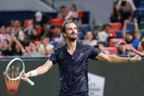 Daniil Medvedev salută publicul la Shanghai Foto: Guliver/GettyImages