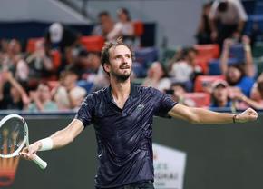Daniil Medvedev suferă, transpiră și avansează la Shanghai » Urmează un nou duel cu puștiul Learner Tien